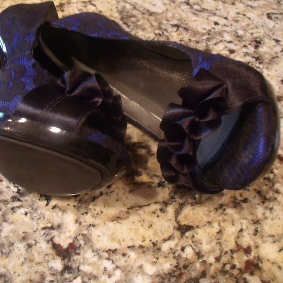 Carlos Santana Prestige Satin Ruffle Lace Pumps - Picture 15 of 15